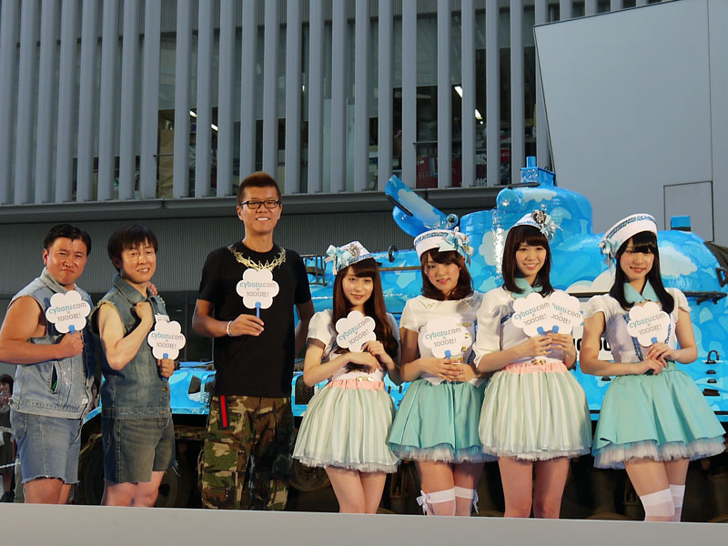 左から:スギちゃん、サイボウズ 代表取締役社長の青野鷹久氏、おちまさと氏、アイドルユニット「AeLL.」