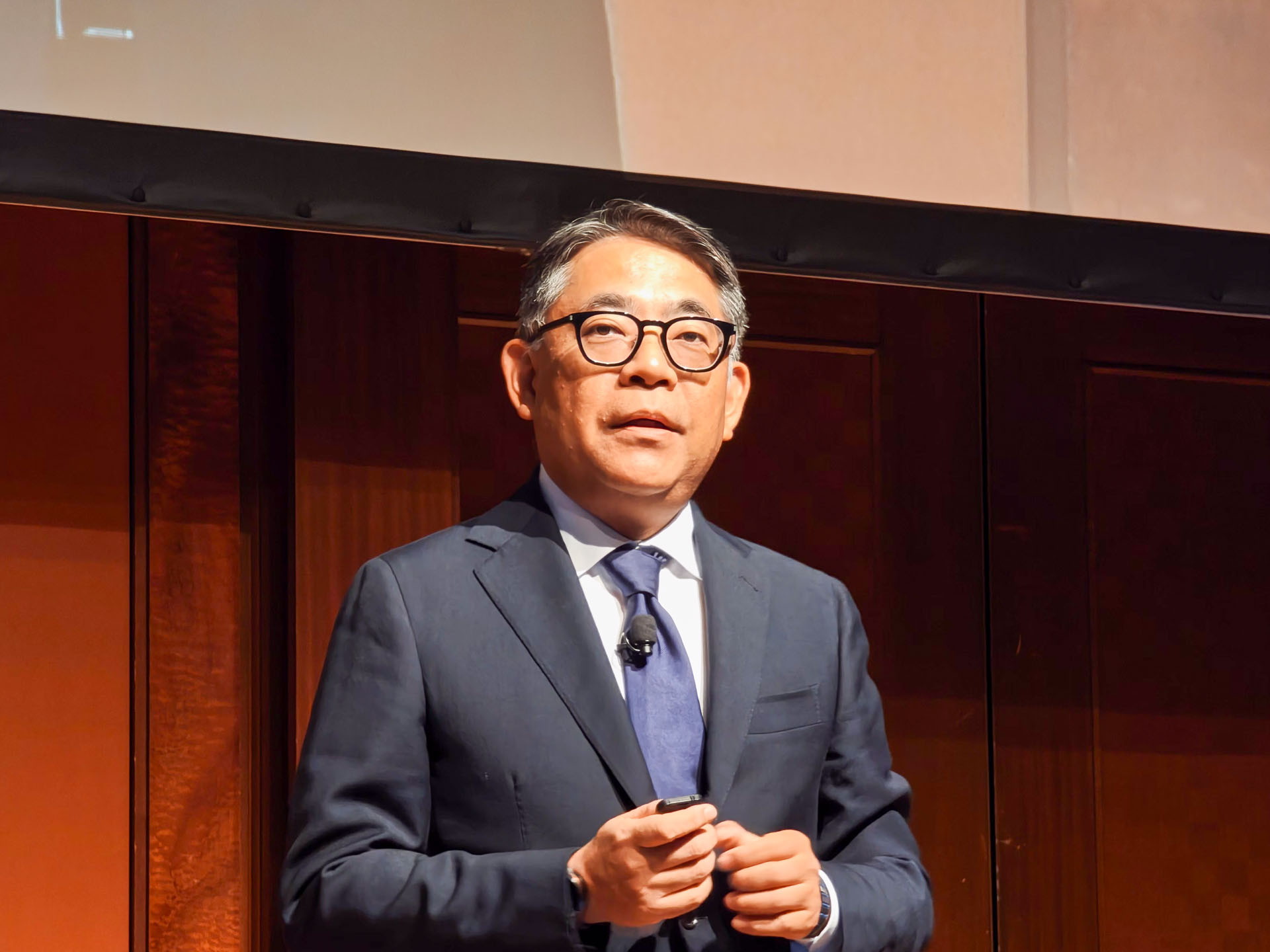 金を堀りに行くのではなく、金を掘りたい人につるはしを提供する会社に